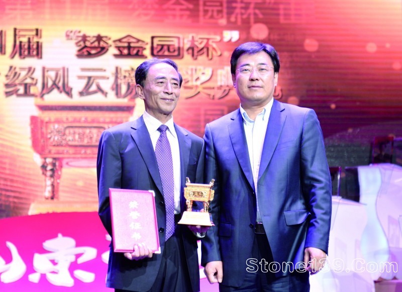 齊魯傳媒集團(tuán)副總編輯、經(jīng)濟(jì)導(dǎo)報(bào)社總編輯劉加增右為孫玉林頒獎(jiǎng)