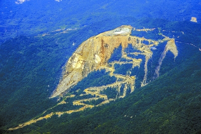 湖南臨湘市白羊田鎮大理石開采后山體像枯萎的樹葉