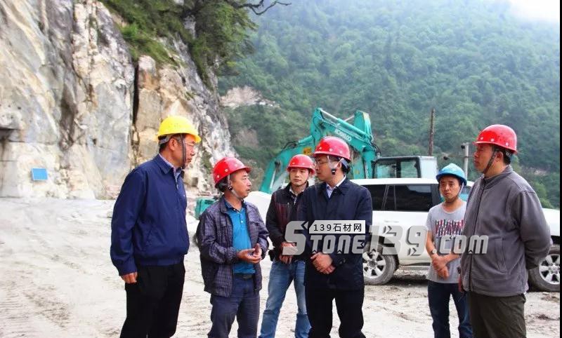 寶興縣領導大理石礦地下開采試驗性開采項目考察調研
