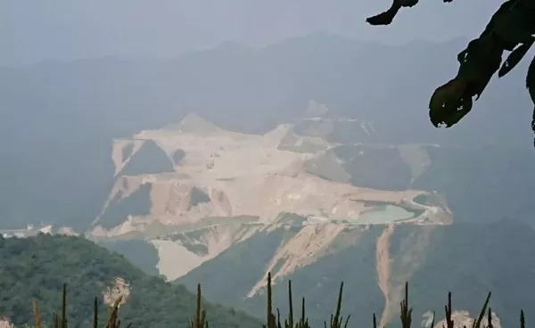 被停產(chǎn)的秦嶺“綠色礦山標(biāo)桿”:正在給削平的山體覆蓋綠布