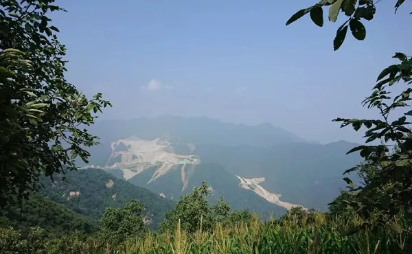 被停產(chǎn)的秦嶺“綠色礦山標(biāo)桿”:正在給削平的山體覆蓋綠布