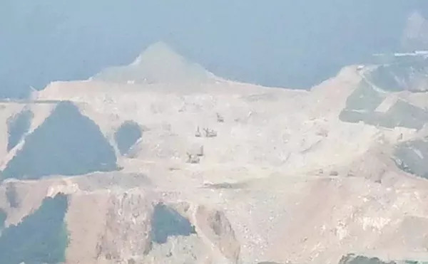被停產(chǎn)的秦嶺“綠色礦山標(biāo)桿”:正在給削平的山體覆蓋綠布