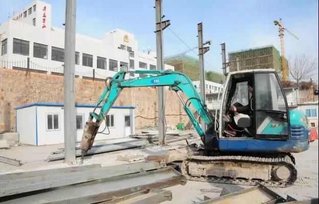 山東青島嶗山區中韓街道6000平石材廠被拆除,清運石料2000噸