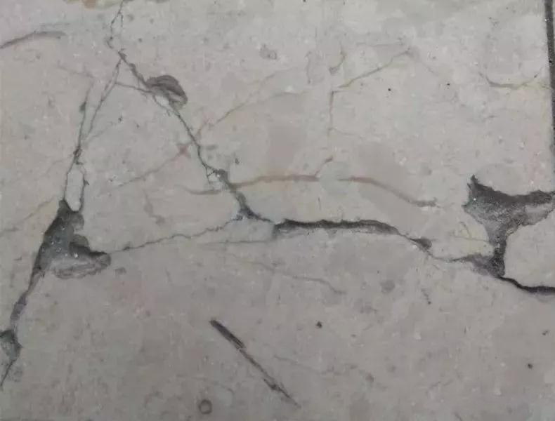 新鋪的這樣大理石為何出現裂紋，該怎么解決呢？