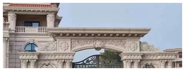 別人家的大門和圍欄讓人羨慕不已，全用大理石，華麗又大氣