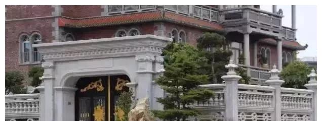 別人家的大門和圍欄讓人羨慕不已，全用大理石，華麗又大氣