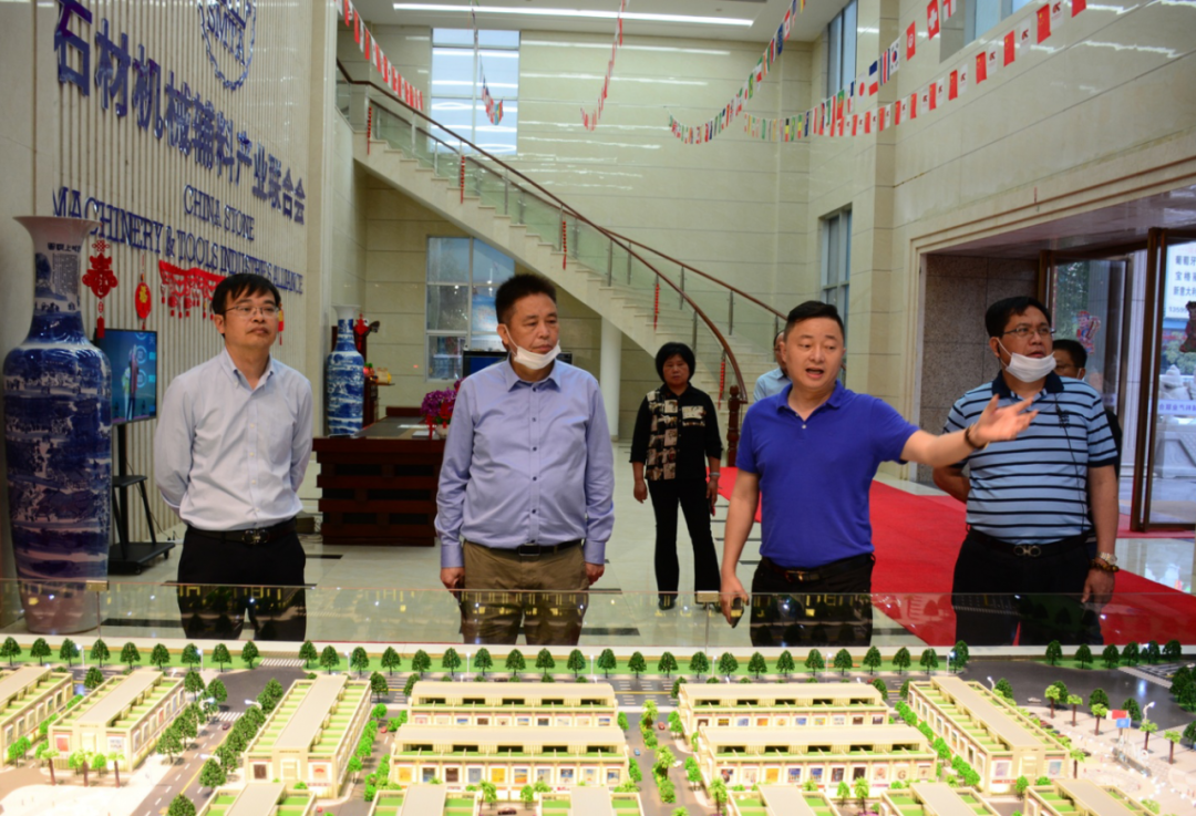 南安市政協主席黃華強帶隊調研石材機械輔料展貿城項目