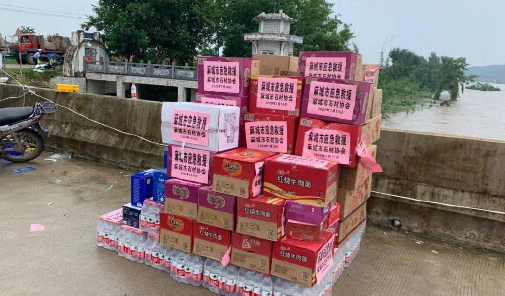 麻城發(fā)生重大塌方險情！麻城石材人無償運送5000方石材荒料進行拋石固腳！點贊！
