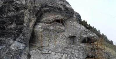 湖北“變廢為寶”，花2.5億改廢棄采石場，建成我國最大山體雕像，當(dāng)?shù)厝耍汉苡幸饬x 