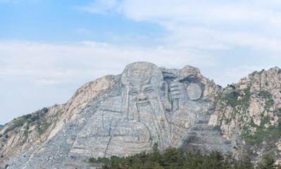 湖北“變廢為寶”，花2.5億改廢棄采石場，建成我國最大山體雕像，當(dāng)?shù)厝耍汉苡幸饬x 