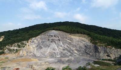 湖北“變廢為寶”，花2.5億改廢棄采石場，建成我國最大山體雕像，當(dāng)?shù)厝耍汉苡幸饬x 