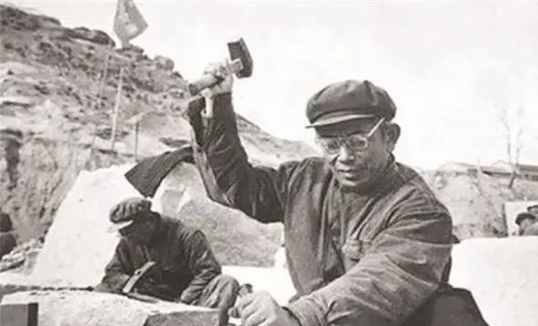 67年前，94噸的人民英雄紀念碑碑心石，是怎么從山東運到北京的，有多難？